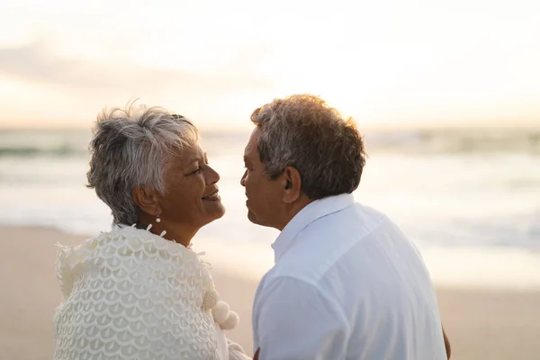 Seitenansicht Eines Glücklichen Multiethnischen Senioren Paares Das Sich Bei Sonnenuntergang — Stockfoto