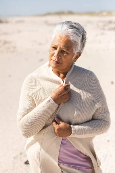 Mujer Birracial Mayor Con Pelo Blanco Corto Usando Encogiéndose Hombros — Foto de Stock