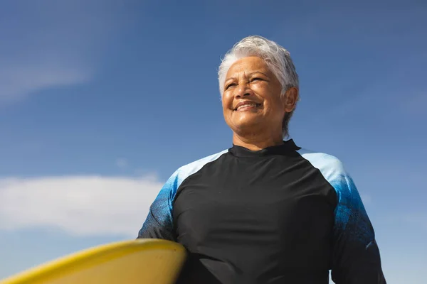 Tiefansicht Einer Lächelnden Seniorin Mit Surfbrett Vor Blauem Himmel Einem — Stockfoto