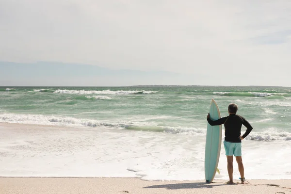 Voller Länge Steht Ein Älterer Mann Mit Einem Surfbrett Einem — Stockfoto
