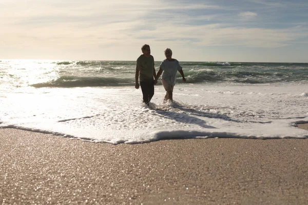 Gelukkige Senior Multiraciale Paar Genieten Van Pensionering Golven Het Strand — Stockfoto