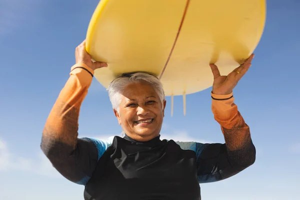 Portret Van Een Vrolijke Biraciale Senior Vrouw Met Gele Surfplank — Stockfoto