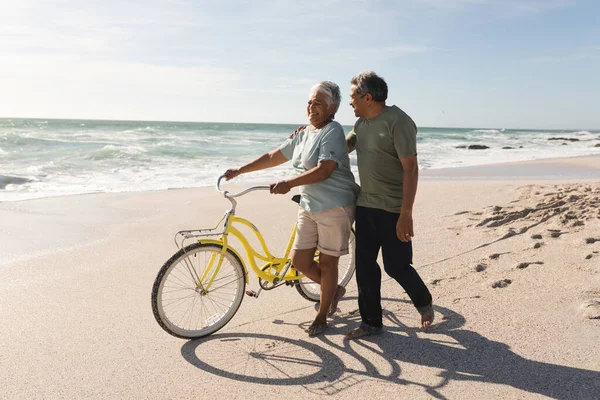 Biracial Senior Man Promenader Och Prata Med Kvinna Wheeling Cykel — Stockfoto