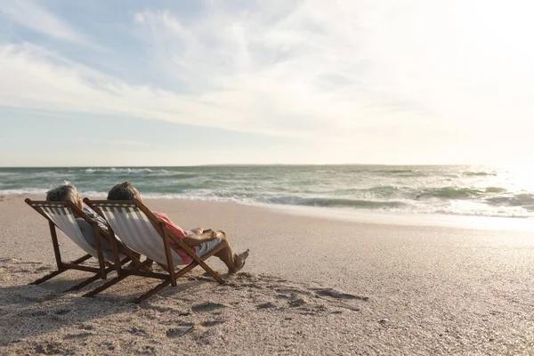 Biracial Homem Sênior Mulher Relaxante Enquanto Sentado Cadeiras Dobráveis Praia — Fotografia de Stock