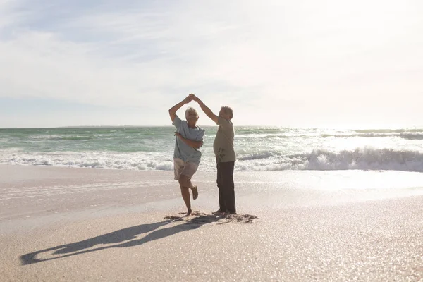 Pełna Długość Szczęśliwej Emerytowanej Pary Seniorów Tańczącej Plaży Słoneczny Dzień — Zdjęcie stockowe