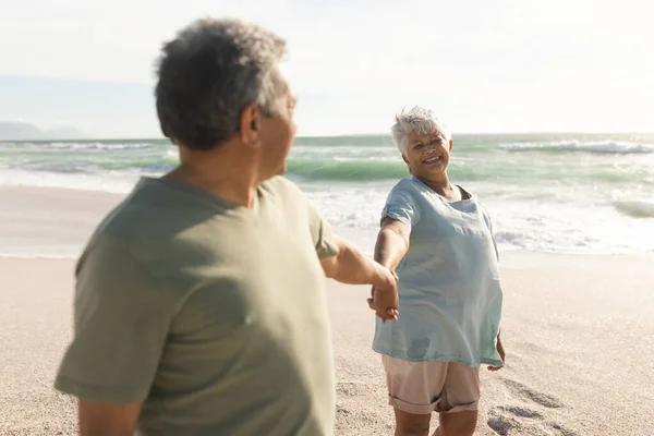 Gelukkige Biracial Senior Vrouw Hand Hand Van Man Terwijl Hij — Stockfoto