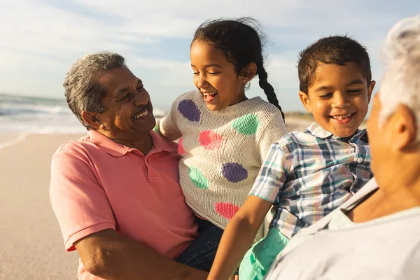 Abuelos Multirraciales Sonrientes Llevando Nietos Disfrutando Fin Semana Juntos Playa —  Fotos de Stock