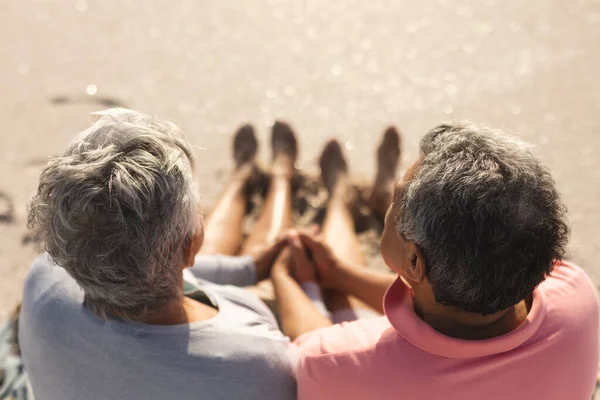 Vue Arrière Angle Élevé Couple Multiracial Senior Tenant Main Plage — Photo
