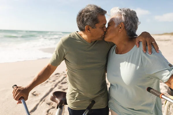 Rentnerehepaar Küsst Sich Während Sonnigen Tagen Mit Fahrrädern Strand Steht — Stockfoto