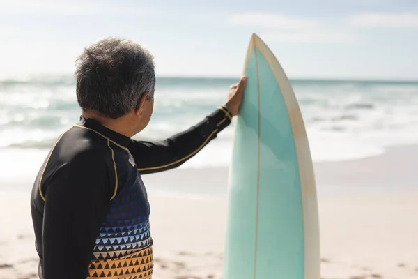 Zijaanzicht Van Biracial Senior Man Houden Surfplank Terwijl Weg Kijken — Stockfoto