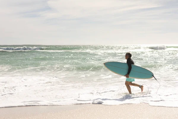 Widok Boku Starszego Człowieka Biegnącego Deską Surfingową Plaży Słoneczny Dzień — Zdjęcie stockowe