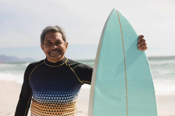 Portret Van Biracial Senior Man Die Surfplank Houdt Aan Het — Stockfoto