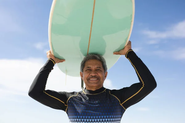 Portrait Homme Âgé Biracial Souriant Portant Une Planche Surf Sur — Photo