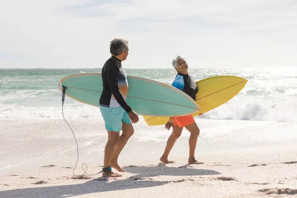 Comprimento Total Feliz Casal Sênior Multirracial Com Pranchas Surf Andando — Fotografia de Stock