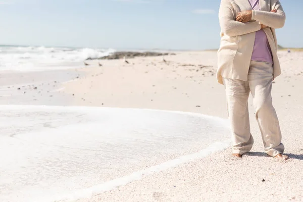 Bassa Sezione Donna Piedi Con Braccia Incrociate Sulla Spiaggia Durante — Foto Stock