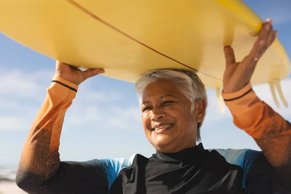 Fröhliche Zweibeinige Seniorin Mit Gelbem Surfbrett Über Dem Kopf Strand — Stockfoto