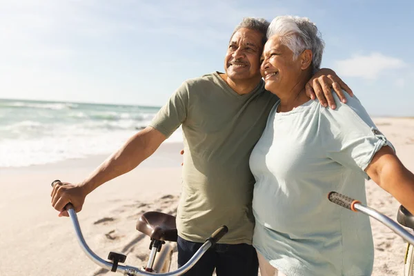 Heureux Couple Multiracial Senior Avec Des Vélos Regardant Loin Plage — Photo