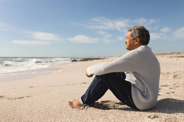 Вид Сбоку Полный Рост Бирасового Пожилого Человека Сидящего Песке Пляже — стоковое фото
