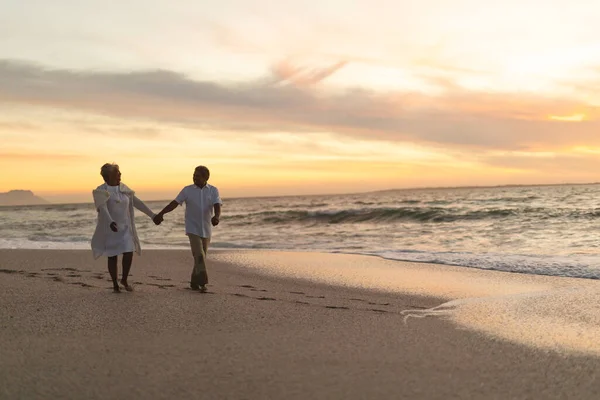 Full Length Senior Biracial Couple Holding Hands While Walking Beach — Stock Photo, Image