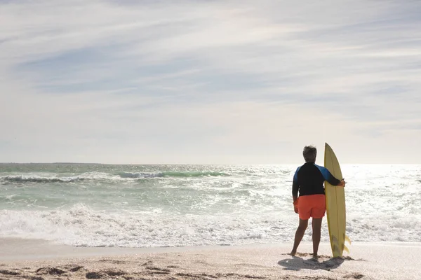 Ganzheitliche Rückansicht Einer Älteren Frau Mit Surfbrett Die Vom Sonnigen — Stockfoto