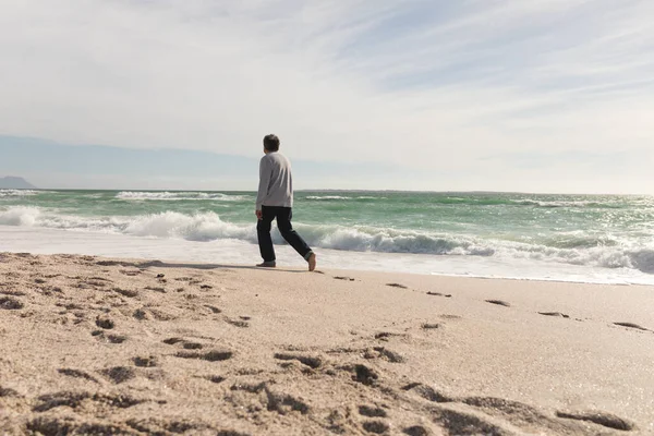 Piena Lunghezza Pensionato Uomo Anziano Biennale Piedi Sulla Spiaggia Durante — Foto Stock