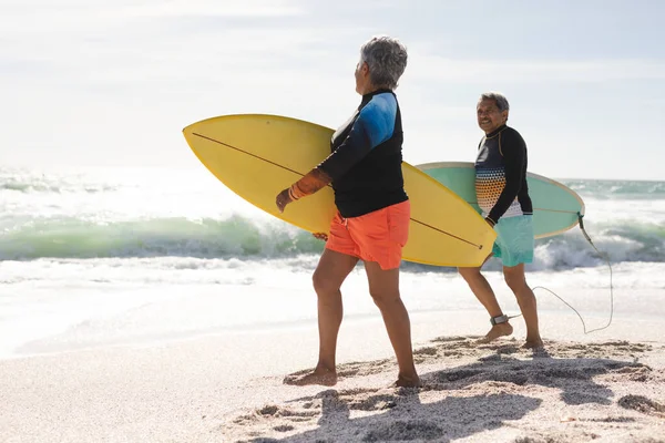 Volledige Zijaanzicht Van Multiraciaal Senior Koppel Wandelen Met Surfplanken Het — Stockfoto