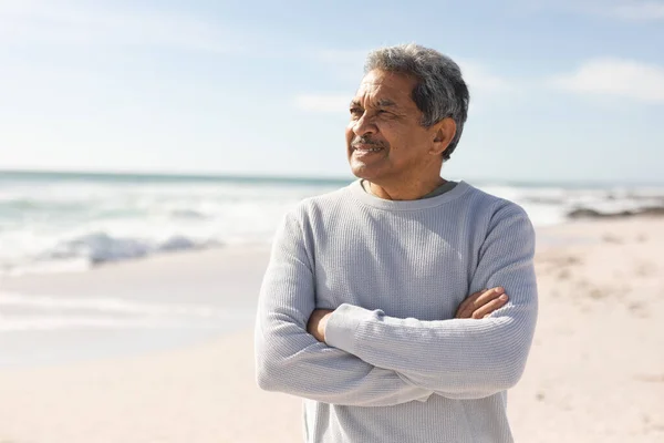Uomo Anziano Biracial Con Braccia Incrociate Piedi Sulla Spiaggia Mentre — Foto Stock