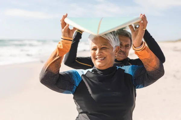 Счастливая Пожилая Женщина Доской Серфинга Голове Мужчиной Солнечном Пляже Выходные — стоковое фото