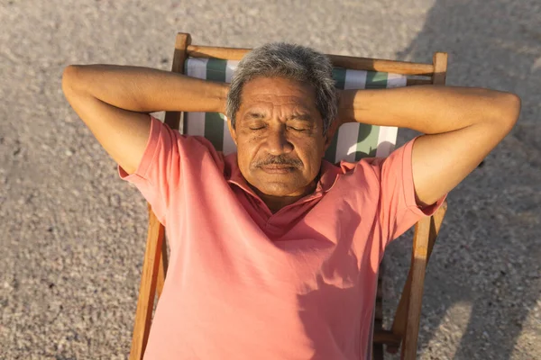 Hoge Hoek Uitzicht Senior Biracial Man Slapen Met Handen Achter — Stockfoto