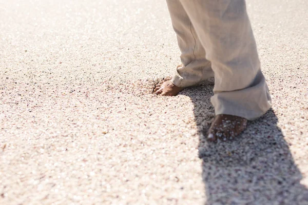 Niska Część Kobiety Stojąca Boso Piasku Plaży Słoneczny Dzień Styl — Zdjęcie stockowe