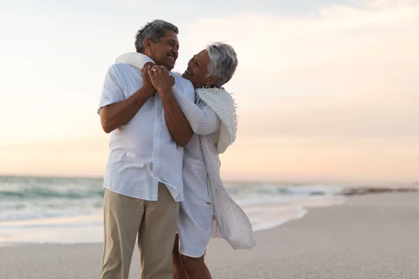 Allegra Coppia Multirazziale Anziana Appena Sposata Guardarsi Mentre Abbraccia Durante — Foto Stock