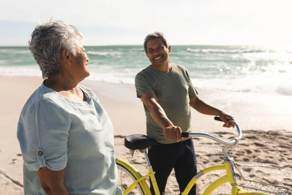 Heureux Couple Personnes Âgées Multiraciales Retraite Parlant Tout Marchant Vélo — Photo