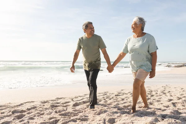 Happy Senior Multiracial Couple Holding Hands While Walking Sand Sunny — Stock Photo, Image