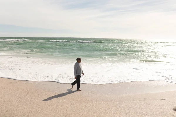 阳光明媚的日子 老人在海滨散步时的全长侧视图 积极的生活方式和周末 — 图库照片