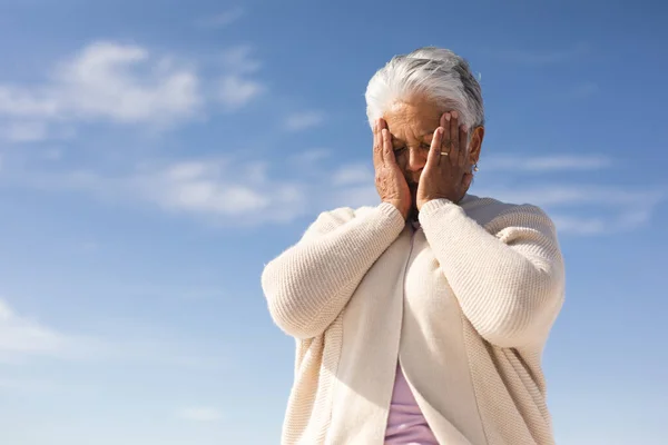 Vista Angolo Basso Donna Più Anziana Biracial Preoccupata Con Faccia — Foto Stock