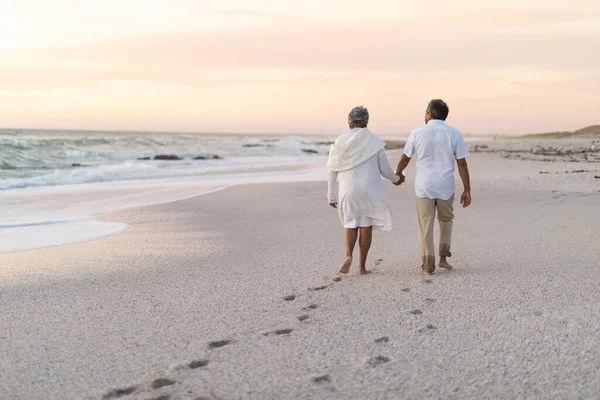 Casal Sênior Multirracial Mãos Dadas Andando Juntas Deixando Pegadas Areia — Fotografia de Stock