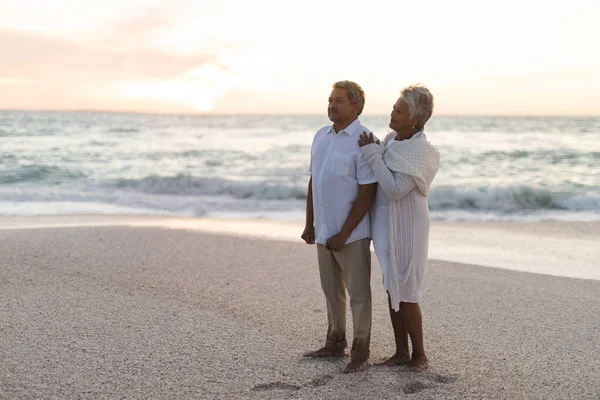 日落时新婚的多种族老年夫妇眺望海滩的全长侧视图 生活方式 爱情和周末 — 图库照片