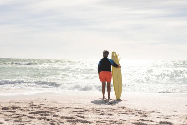 Vue Arrière Femme Biraciale Âgée Debout Avec Planche Surf Sur — Photo