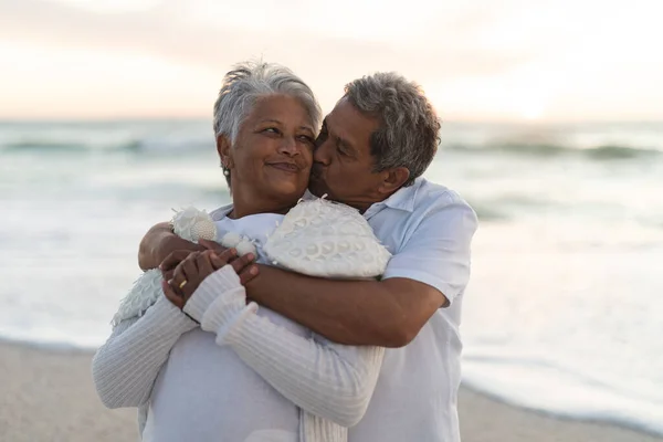 日落时 在海滩上从后面拥抱女人时 亲切地吻着年长的男人 生活方式 爱情和周末 — 图库照片