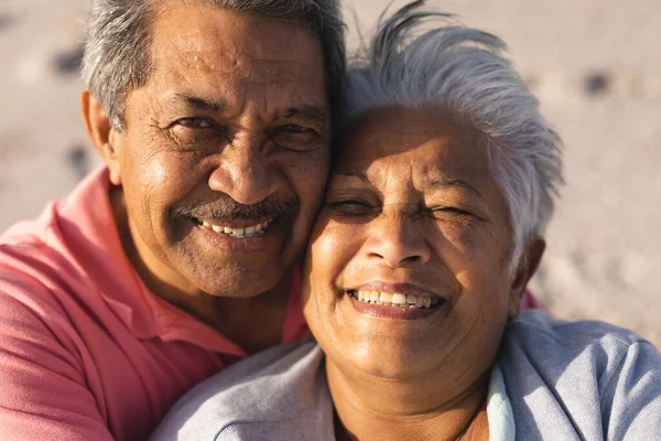 Retrato Una Sonriente Pareja Multirracial Mayor Disfrutando Jubilación Juntos Playa — Foto de Stock