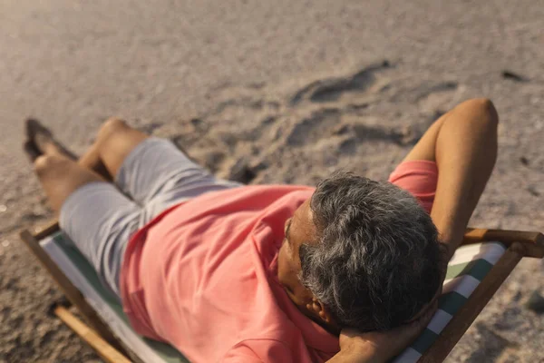在海滩上 一个高角形的退休老人手背在椅子上放松了下来 生活方式和周末 — 图库照片