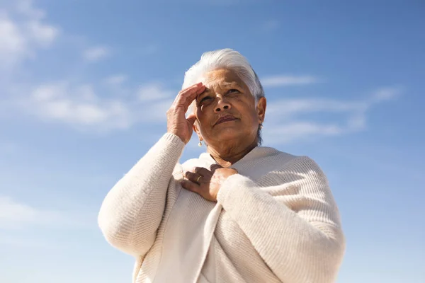 Vista Ángulo Bajo Mujer Mayor Birracial Que Protege Los Ojos — Foto de Stock