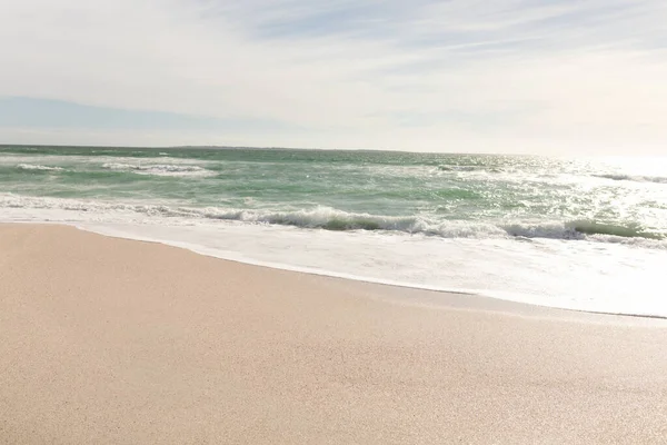 Wellen Meer Krachen Bei Sonnigem Wetter Strand Gegen Den Himmel — Stockfoto