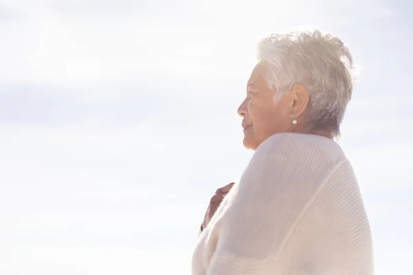 Niski Kąt Boku Widok Starszą Birasową Kobietę Patrzącą Dal Stojąc — Zdjęcie stockowe
