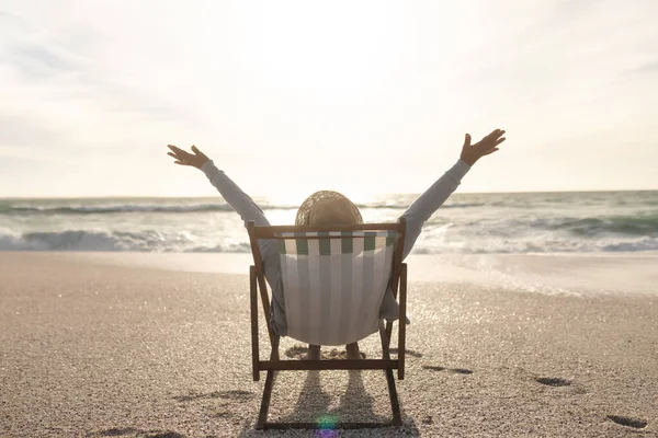 Пенсионерка Сидящая Поднятыми Руками Складном Стуле Наслаждающаяся Закатом Пляже Стиль — стоковое фото