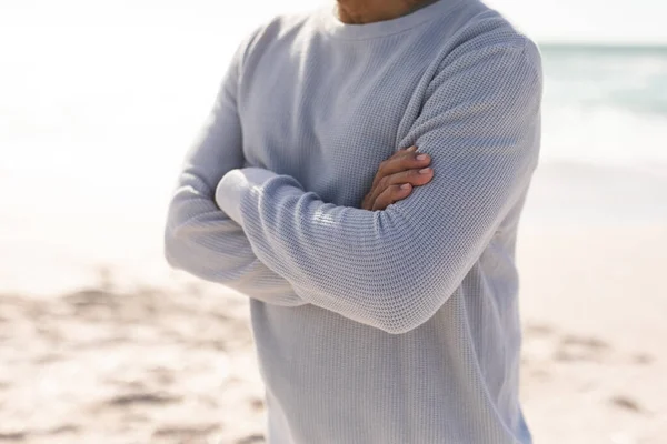 Mittelteil Eines Mannes Der Sonnigen Tagen Mit Verschränkten Armen Strand — Stockfoto