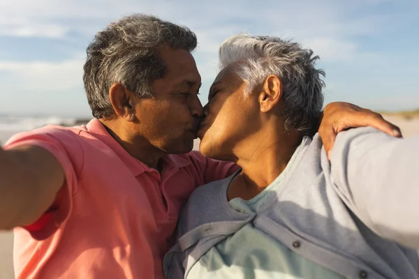 Romântico Casal Multirracial Sênior Beijando Uns Aos Outros Tomar Selfie — Fotografia de Stock