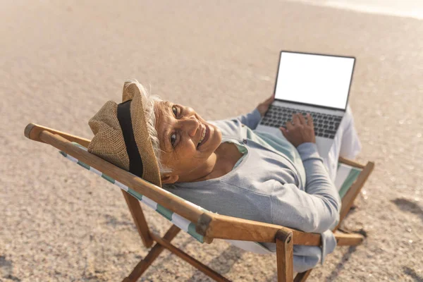 Plajda Fotokopi Çekilen Boş Dizüstü Bilgisayarıyla Gülümseyen Son Sınıf Melez — Stok fotoğraf
