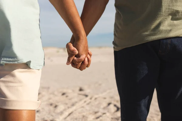 Sección Media Pareja Tomados Mano Pie Juntos Playa Día Soleado — Foto de Stock