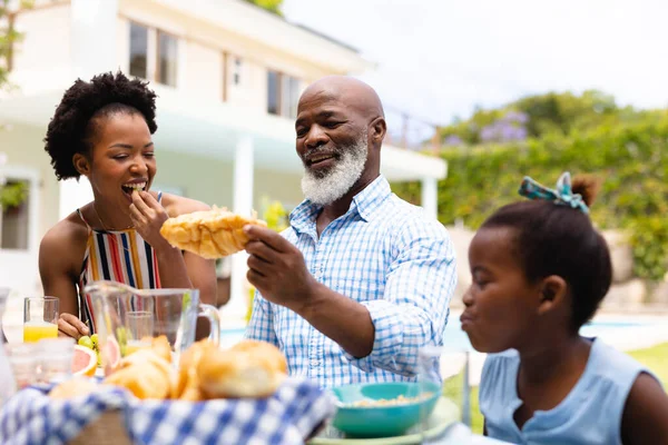 满脸笑容的秃头的非洲裔美国老人喜欢在后院与家人共进早午餐 爱情和融合概念 — 图库照片